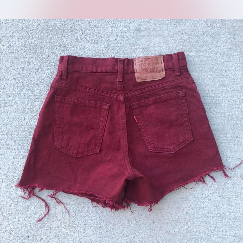 Vintage Levi’s 550 highwaisted shorts. Would fit size 25/26.